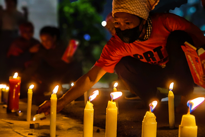 Para agamawan, tokoh masyarakat, PRT, dan Masyarakat Sipil saat melakukan aksi lilin dan doa bersama agar DPR mengesahkan RUU PPRT sabagai UU PPRT di Jakarta.
