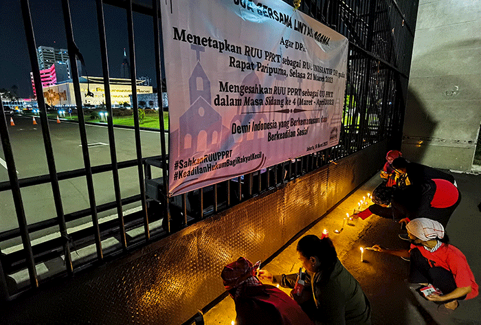 Para agamawan, tokoh masyarakat, PRT, dan Masyarakat Sipil saat melakukan aksi lilin dan doa bersama agar DPR mengesahkan RUU PPRT sabagai UU PPRT di Jakarta.