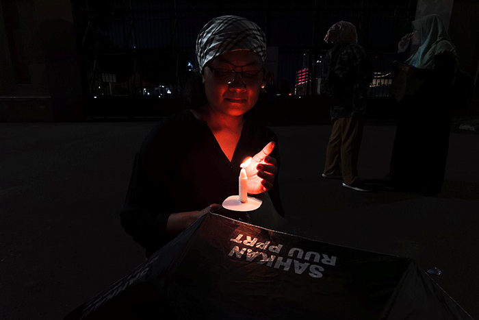 Para agamawan, tokoh masyarakat, PRT, dan Masyarakat Sipil saat melakukan aksi lilin dan doa bersama agar DPR mengesahkan RUU PPRT sabagai UU PPRT di Jakarta.