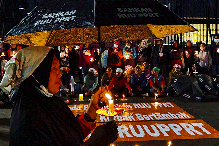 Para agamawan, tokoh masyarakat, PRT, dan Masyarakat Sipil saat melakukan aksi lilin dan doa bersama agar DPR mengesahkan RUU PPRT sabagai UU PPRT di Jakarta.