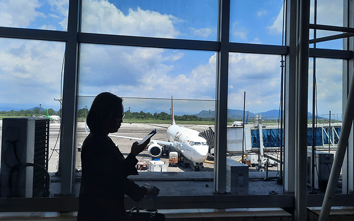 Suasana kepadatan penumpang di Bandara Sultan Hasanuddin, Makassar, Kamis (16/3/2023).