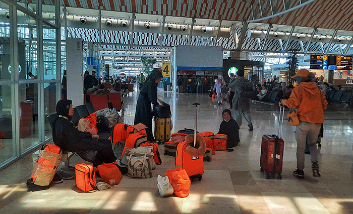Suasana kepadatan penumpang di Bandara Sultan Hasanuddin, Makassar, Kamis (16/3/2023).