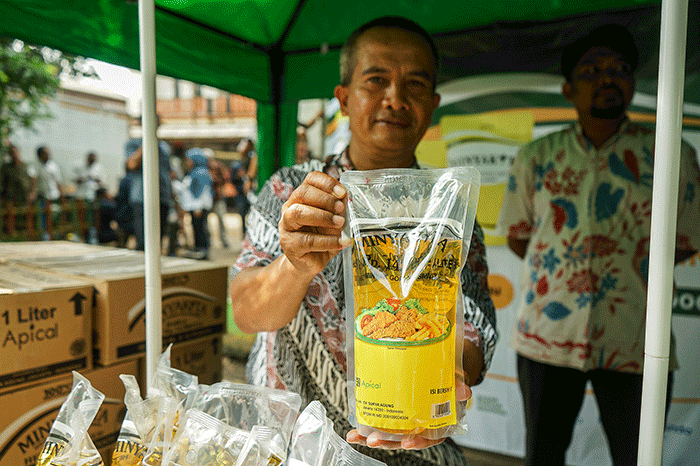 Penjual merapikan stok Minyakita di Pasar Kramat Jati, Jakarta Timur, Jumat (17/3/2023).