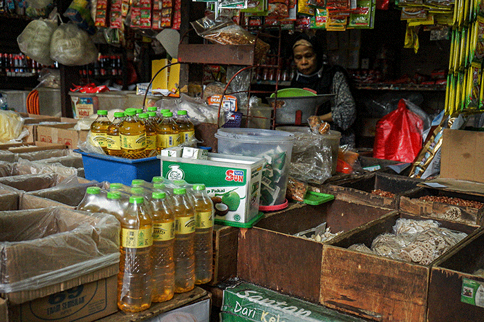 Penjual merapikan stok Minyakita di Pasar Kramat Jati, Jakarta Timur, Jumat (17/3/2023).