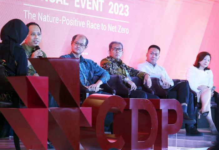 Para panelis dari BEI, KADIN, PT Solusi Bangun Indonesia, Bank Mandiri, dan City Developments Limited, hadir dalam diskusi multi-stakeholder