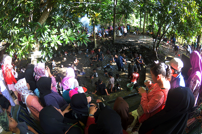 Ratusan warga Dusun Pucung RW VIII Kelurahan Pudakpayung, Kecamatan Banyumanik, Kota Semarang, Jawa Tengah menggelar Sadranan Sendang Gede, Jumat (17/3/2023).