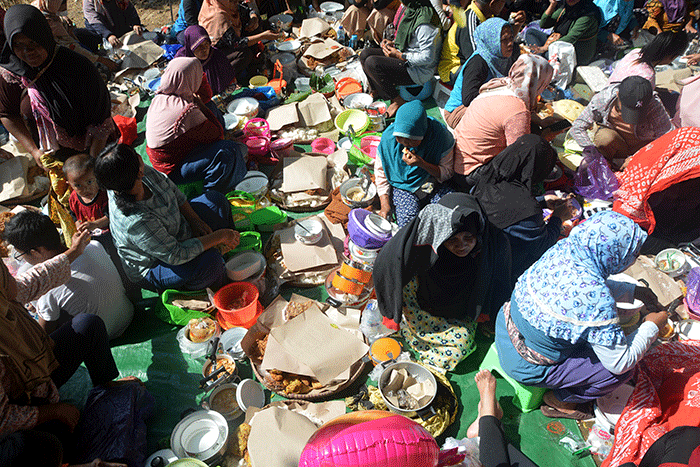 Ratusan warga Dusun Pucung RW VIII Kelurahan Pudakpayung, Kecamatan Banyumanik, Kota Semarang, Jawa Tengah menggelar Sadranan Sendang Gede, Jumat (17/3/2023).