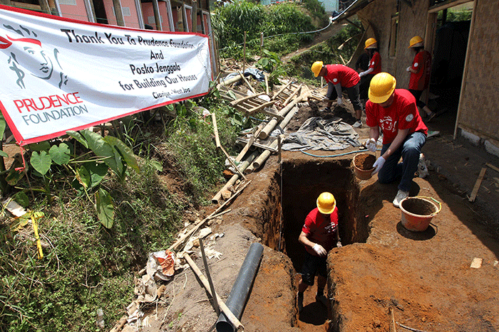 Pembangunan hunian sementara dan fasilitas MCK di area terdampak gempa di Kecamatan Cugenang, Cianjur, Jawa Barat, Jumat (17/3/2023).