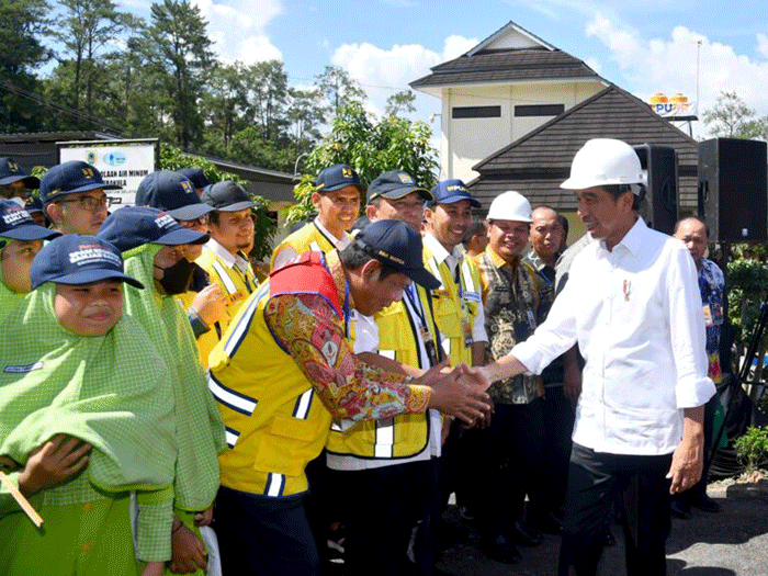 Presiden Joko Widodo meresmikan Sistem Penyediaan Air Minum (SPAM) Banjarbakula di Kota Banjarbaru, Kalimantan Selatan, Jumat (17/3/2023).