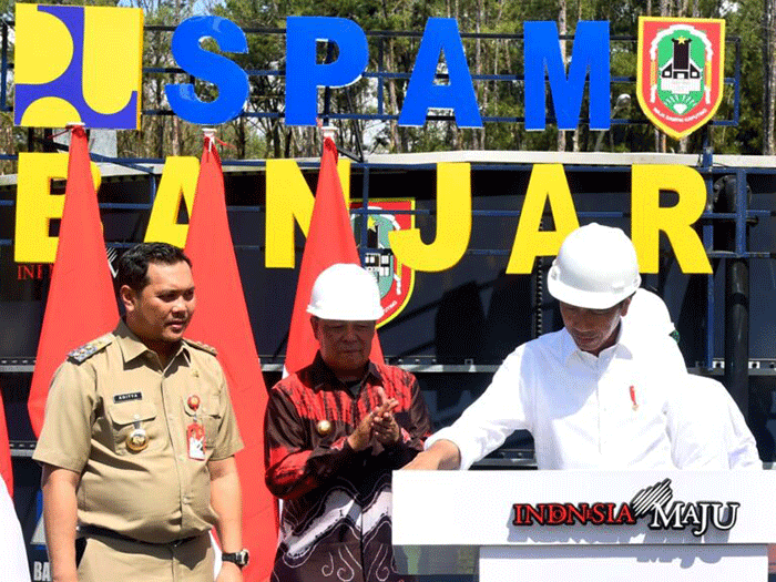 Presiden Joko Widodo meresmikan Sistem Penyediaan Air Minum (SPAM) Banjarbakula di Kota Banjarbaru, Kalimantan Selatan, Jumat (17/3/2023).