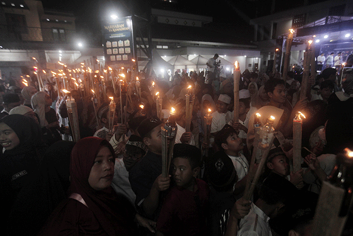 Ribuan warga mengikuti pawai obor di Jalan Raya Gandul, Depok, Jawa Barat, Sabtu (18/3/2023).