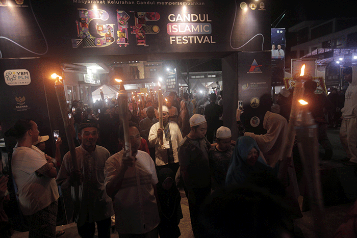 Ribuan warga mengikuti pawai obor di Jalan Raya Gandul, Depok, Jawa Barat, Sabtu (18/3/2023).