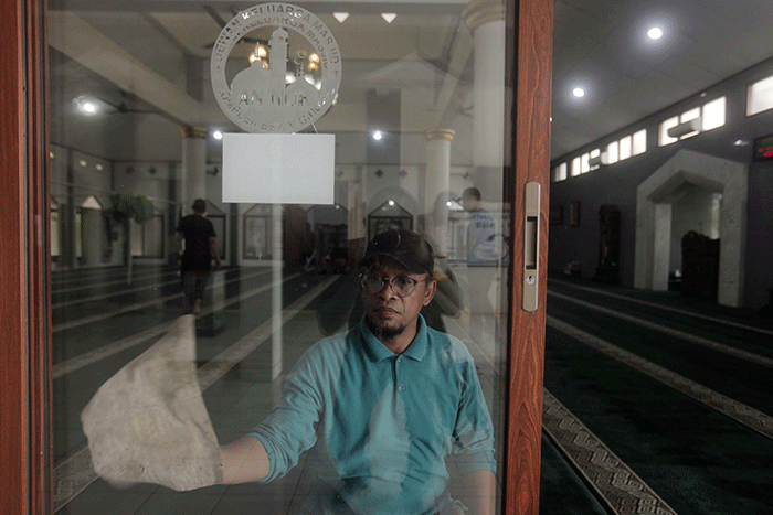 Sejumlah warga dan pengurus DKM membersihkan Masjid An Nur Komplek BPK V Gandul, Jawa Barat, Minggu (19/3/2023).