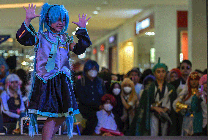 Puluhan cosplayer adu penampilan di atas panggung Cosplayer Competition di Atrium Pusat Perbelanjaan OPI Jakabaring, Banyuasin, Minggu (19/3/2023).