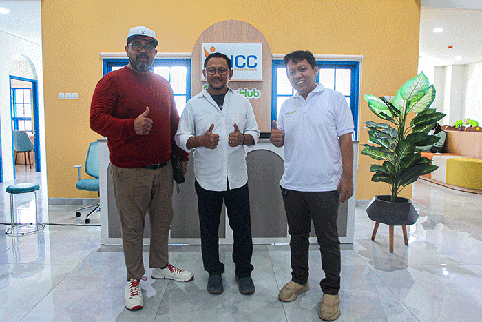 Petugas saat khitanan massal dalam peluncuran Kantor Cabang Dokter Hub di Nizamia Andalusia School, Jakarta, Minggu (19/3/2023).