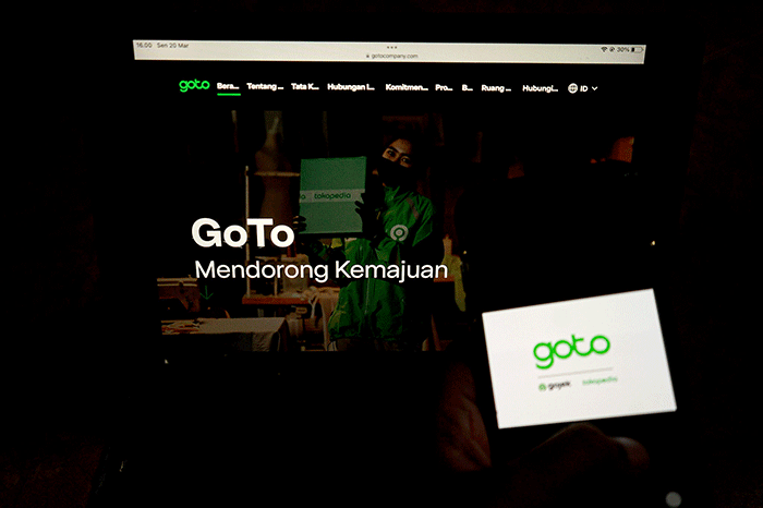 Mitra pengemudi Gojek sedang menunggu penumpang di Jakarta, Senin (20/3/2023).