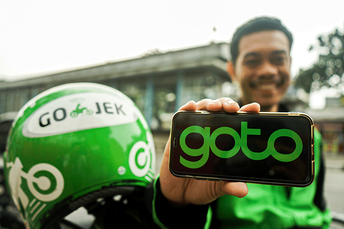 Mitra pengemudi Gojek sedang menunggu penumpang di Jakarta, Senin (20/3/2023).