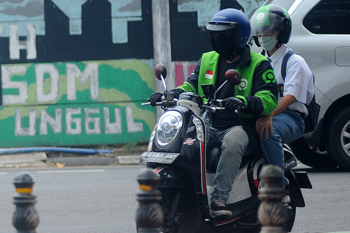 Mitra pengemudi Gojek sedang menunggu penumpang di Jakarta, Senin (20/3/2023).