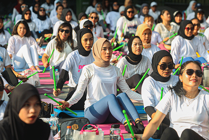 Sejumlah peserta saat mengikuti olahraga Pound Fit dalam kegiatan Healthy & Charity X Pound with MNC Squad di MNC Center, Kebon Sirih, Jakarta.