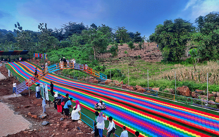 Sejumlah pengunjung berwisata di Maros Highland, Desa Pattotongan, Kecamatan Mandai, Kabupaten Maros, Sulawesi Selatan, Minggu (19/3/2023).