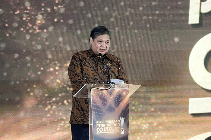 Menko Airlangga Hartarto memberikan paparannya saat acara Penghargaan Penanganan Covid-19 yang digelar di Gedung Dhanapala, Jakarta, Senin (20/3/2023).