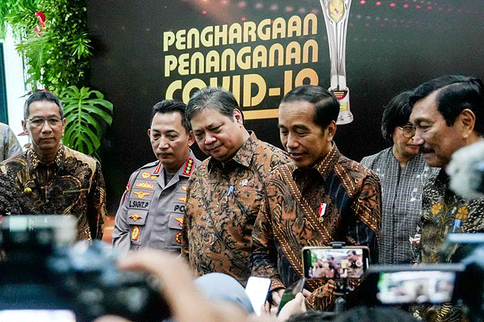 Menko Airlangga Hartarto memberikan paparannya saat acara Penghargaan Penanganan Covid-19 yang digelar di Gedung Dhanapala, Jakarta, Senin (20/3/2023).