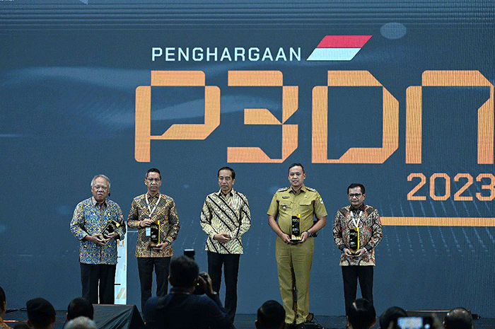 Direktur Utama SIG Donny Arsal (kanan) bersama Presiden Joko Widodo (tengah) dan para penerima Penghargaan P3DN Tahun 2023 di Istora Gelora Bung Karno, Jakarta.