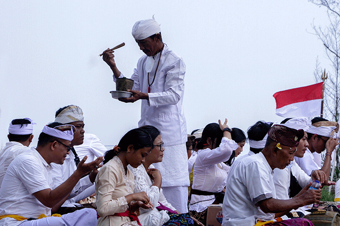 Ribuan umat Hindu mengikuti prosesi upacara Melasti di kawasan Pantai Marina, Kota Semarang, Jawa Tengah, Minggu (19/3/2023).