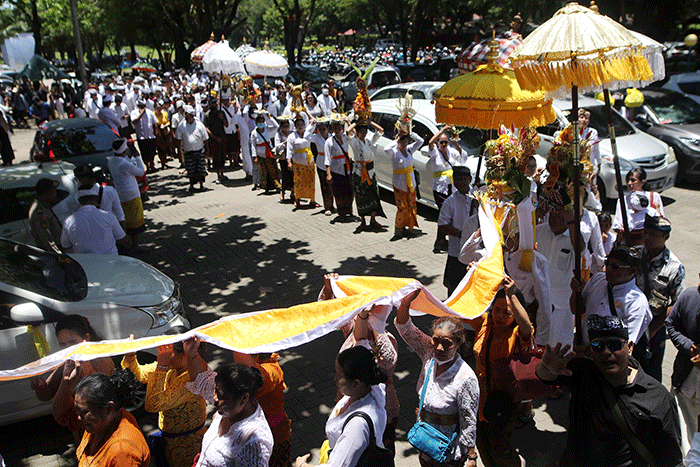 Sejumlah umat Hindu mengikuti prosesi upacara Melasti di Pantai Akkarena, Makassar, Sulawesi Selatan, Minggu (19/3/2023).