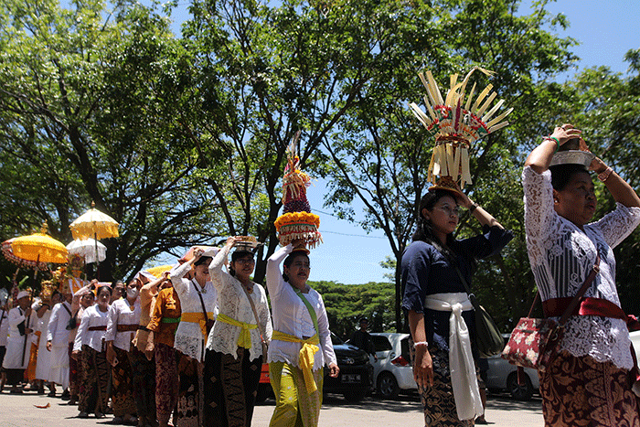 Sejumlah umat Hindu mengikuti prosesi upacara Melasti di Pantai Akkarena, Makassar, Sulawesi Selatan, Minggu (19/3/2023).