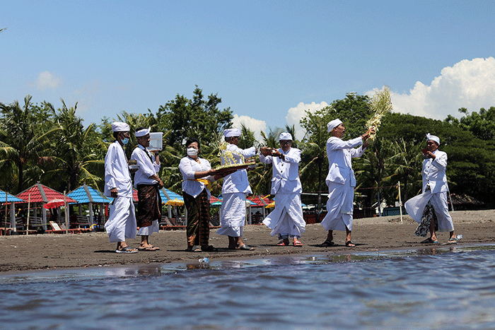 Sejumlah umat Hindu mengikuti prosesi upacara Melasti di Pantai Akkarena, Makassar, Sulawesi Selatan, Minggu (19/3/2023).