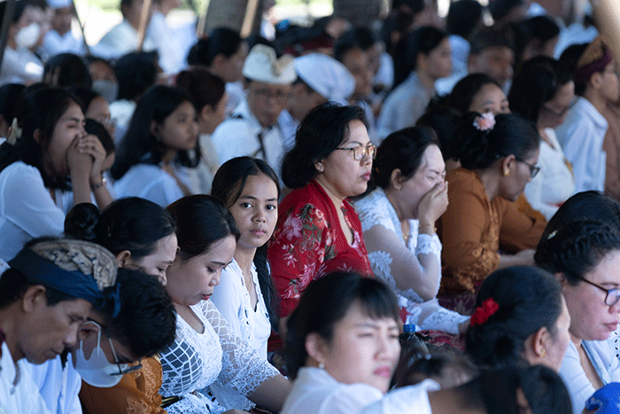 Sejumlah umat Hindu mengikuti prosesi upacara Melasti di Pantai Akkarena, Makassar, Sulawesi Selatan, Minggu (19/3/2023).