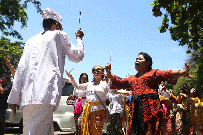 Sejumlah umat Hindu mengikuti prosesi upacara Melasti di Pantai Akkarena, Makassar, Sulawesi Selatan, Minggu (19/3/2023).