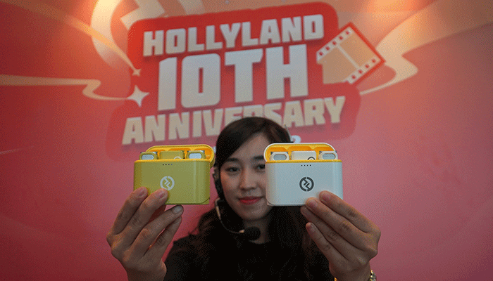 CEO Hollyland Lima Wen dan CEO Denka Pratama Indonesia Tjong Tjen Tjhing menunjukkan produk Hollyland Lark M1, Mars 4K, Mars M1 dan juga Solidcom C1.