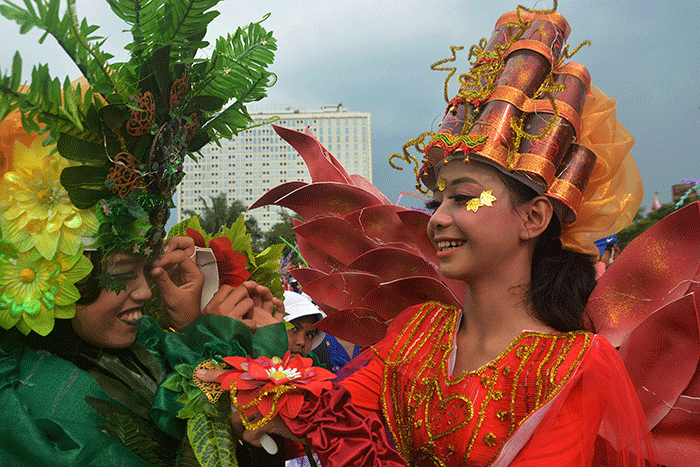 Ribuan siswa se-Kota Semarang mengikuti Karnaval Dugderan 2023 di Lapangan Simpang Lima Semarang, Jawa Tengah, Senin (20/3/2023).