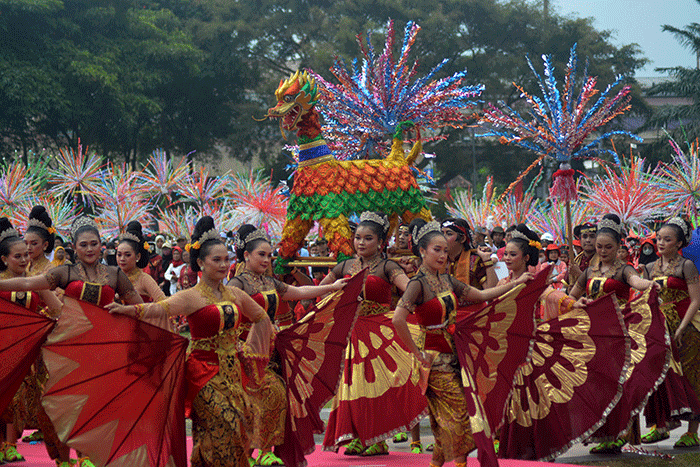 Ribuan siswa se-Kota Semarang mengikuti Karnaval Dugderan 2023 di Lapangan Simpang Lima Semarang, Jawa Tengah, Senin (20/3/2023).