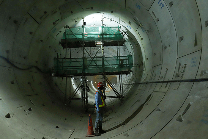 Pekerja beraktivitas di Proyek MRT Jakarta Fase 2A CP201 di kawasan Monas, Jakarta Pusat, Selasa (21/3/2023).