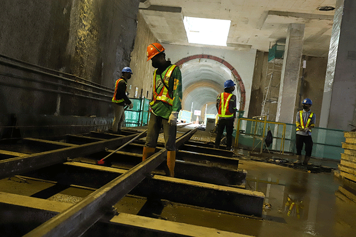 Pekerja beraktivitas di Proyek MRT Jakarta Fase 2A CP201 di kawasan Monas, Jakarta Pusat, Selasa (21/3/2023).