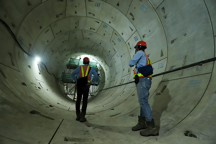Pekerja beraktivitas di Proyek MRT Jakarta Fase 2A CP201 di kawasan Monas, Jakarta Pusat, Selasa (21/3/2023).