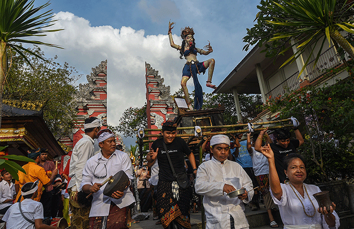 Umat Hindu membakar Ogoh ogoh usai melakukan ritual Tawur Kesanga sebelum melakukan perayaan Nyepi di Pura Agung Sriwijaya, Palembang, Selasa (21/3/2023).