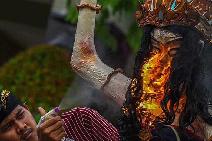 Umat Hindu membakar Ogoh ogoh usai melakukan ritual Tawur Kesanga sebelum melakukan perayaan Nyepi di Pura Agung Sriwijaya, Palembang, Selasa (21/3/2023).