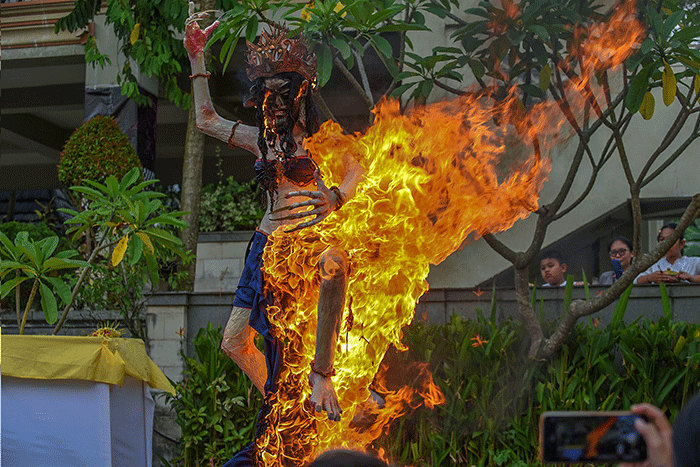 Umat Hindu membakar Ogoh ogoh usai melakukan ritual Tawur Kesanga sebelum melakukan perayaan Nyepi di Pura Agung Sriwijaya, Palembang, Selasa (21/3/2023).