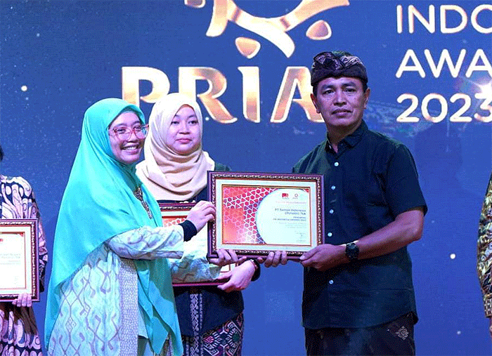 Corporate Communication SIG Ahmad Parno Saverillah (kanan) menerima piagam penghargaan PRIA 2023 kategori Terpopular di Media Cetak dan Online 2022.