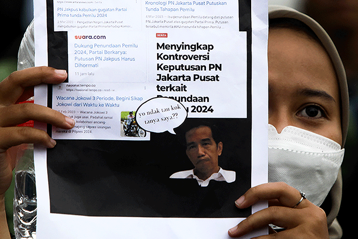 Mahasiswa Aliansi BEM Se-Jabodetabek melakukan demo menolak pengesahan Perppu Cipta Kerja (Ciptaker) didepan Gedung DPR, Senin (20/3/2023).