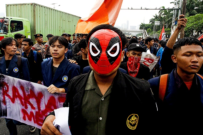 Mahasiswa Aliansi BEM Se-Jabodetabek melakukan demo menolak pengesahan Perppu Cipta Kerja (Ciptaker) didepan Gedung DPR, Senin (20/3/2023).