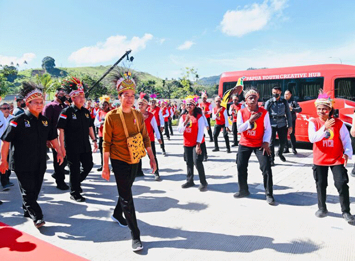 Presiden Joko Widodo mengunjungi Papua Youth Creative Hub (PYCH), Kota Jayapura, Selasa (21/3/2023).