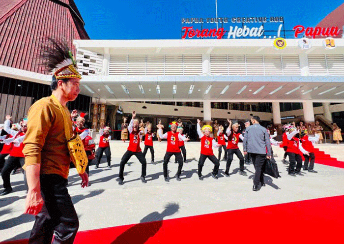 Presiden Joko Widodo mengunjungi Papua Youth Creative Hub (PYCH), Kota Jayapura, Selasa (21/3/2023).