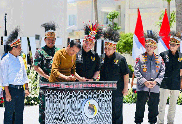 Presiden Joko Widodo memberikan sambutannya saat meresmikan Papua Youth Creative Hub (PYCH) di Kota Jayapura, Selasa (21/3/2023).