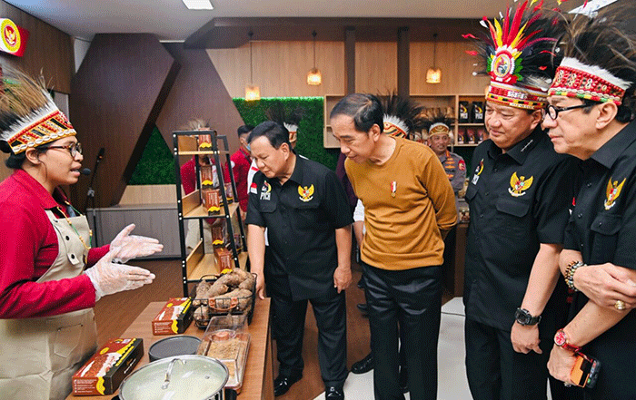 Presiden Joko Widodo memberikan sambutannya saat meresmikan Papua Youth Creative Hub (PYCH) di Kota Jayapura, Selasa (21/3/2023).