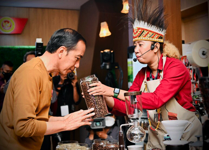 Presiden Joko Widodo memberikan sambutannya saat meresmikan Papua Youth Creative Hub (PYCH) di Kota Jayapura, Selasa (21/3/2023).